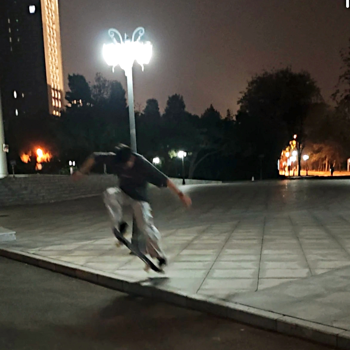 Outside the Yifu Auditorium at Renmin University (人民大学逸夫会堂外)